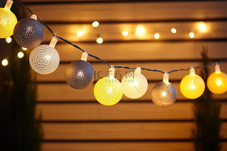 圣诞led背景图片_这些 LED 花环灯装饰有彩色灯光和金属