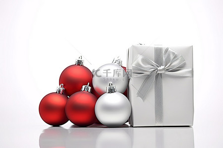 圣诞礼物与红色白色和银色的球