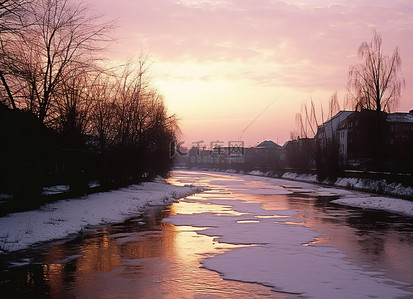 河流和运河与明亮的橙色天空
