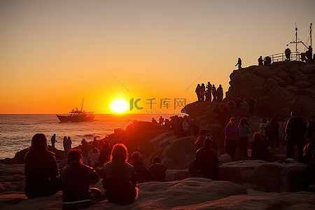 坐着人背景图片_一群人靠着岩石坐着听日落