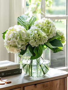 玻璃花瓶绣球花装饰的家居高清摄影图