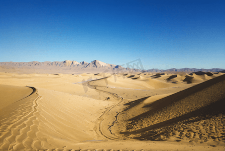 白天沙漠航拍摄影配图4