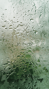 春天绿色玻璃窗上的雨点图片