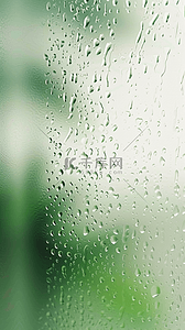 雨水的玻璃背景图片_春天绿色玻璃窗上的雨点背景图
