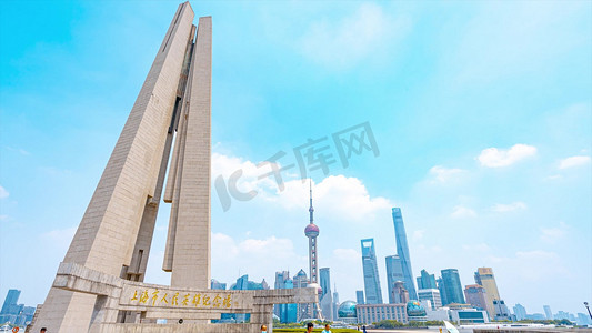 震撼上海人民英雄纪念塔耸立云端