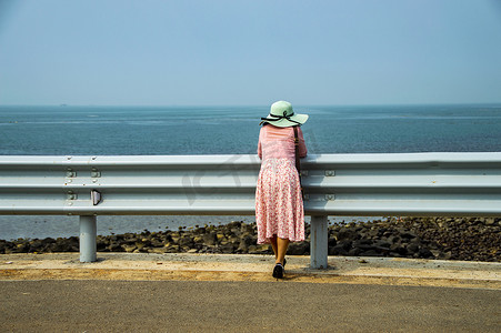 海边女人摄影照片_海边看海的女孩