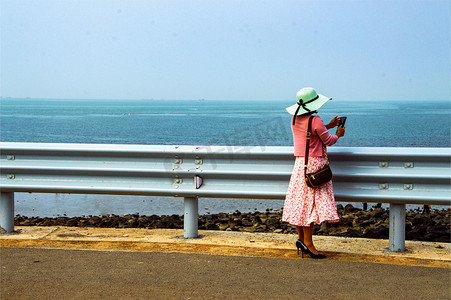 海边女人摄影照片_海边看海的女孩