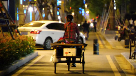 1080夜间小贩骑三轮车回家生活艰辛的氛围