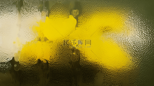 春天雨天玻璃窗里的一束黄色的水仙花素材