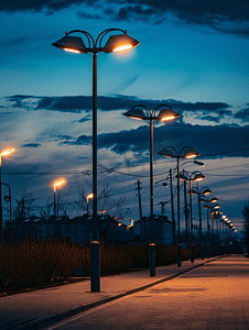 城市摄影照片_城市街道上的太阳能路灯