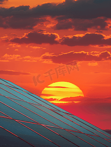 夕阳下的太阳能面板