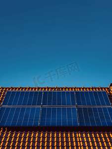 满月图片摄影照片_夜晚屋顶上的太阳能板