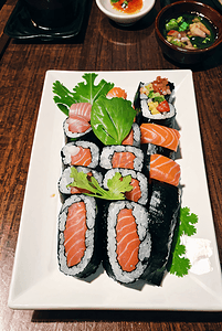 三文鱼海苔寿司摄影图2