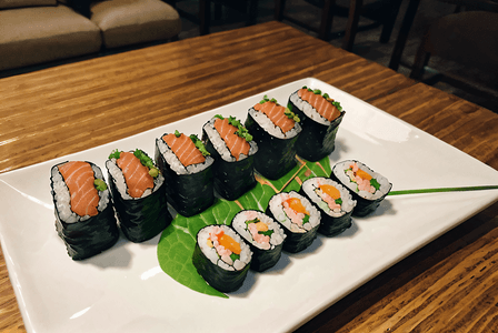 盘子里的三文鱼寿司摄影图片5