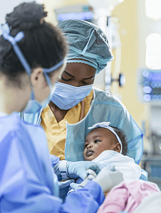 医护人员接待新生儿和搀扶产妇