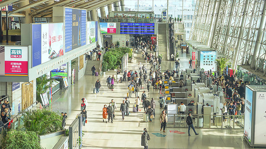 实拍春运火车站旅客进站安检人流实拍