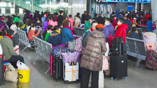 实拍春运火车站候车大厅旅客大件行李