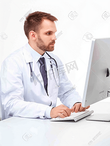 医疗专家坐在电脑前会诊