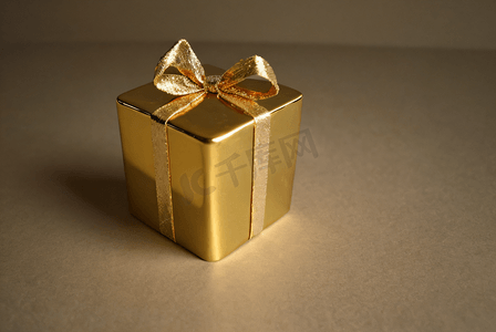 金色精致礼品盒子摄影照片9