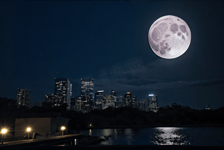 夜空下的圆月摄影图