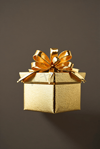礼物盒精致摄影照片_精致的金色礼物盒摄影图6