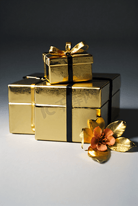 立体礼物摄影照片_精致的金色礼物盒摄影图4