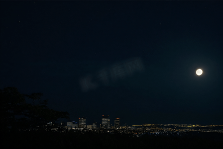 夜空下的圆月摄影图4