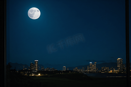 夜空下的圆月摄影配图1