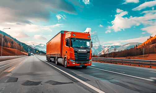 橙色的汽车摄影照片_一辆橙色卡车正在高速公路上用冷藏拖车运送货物。货物运输中的物流和工业概念、司机代理、复制空间