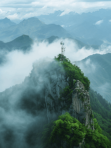 湖北咸宁九宫山顶云雾缭绕的风车