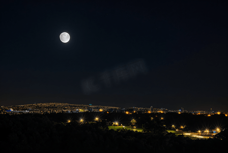 夜晚的月亮摄影图2