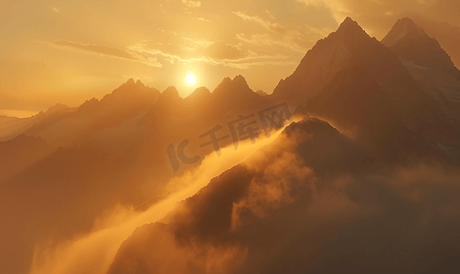 黎明前摄影照片_一看天空  薄雾  山观在黎明前的清晨  仰望山顶。清晨日出在高山上.
