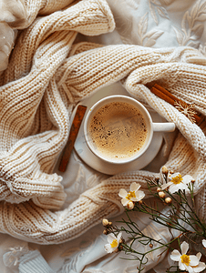 冬季的心情摄影照片_一杯热饮，针织衣服、 肉桂和鲜花。冬天的心情