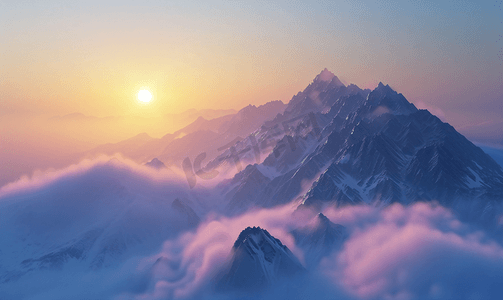 清晨时分摄影照片_一看天空  薄雾  山观在黎明前的清晨  仰望山顶。清晨日出在高山上.