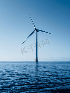 旋转大风车摄影照片_站在海中的巨大风车