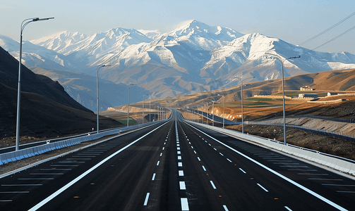 俄罗斯摄影照片_公路环境线路山中背景