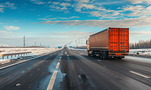 制冷器摄影照片_一辆橙色卡车正在高速公路上用冷藏拖车运送货物。货物运输中的物流和工业概念、司机代理、复制空间