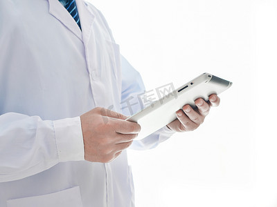 医生手拿平板电脑分析病情摄影照片