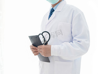 医生拿着病历夹和听诊器高清图片
