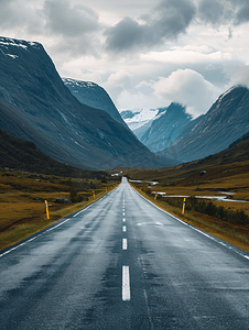 自驾道路摄影照片_通往山脉的公路