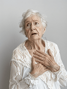 冠心病图片摄影照片_老年人老奶奶胸口疼痛