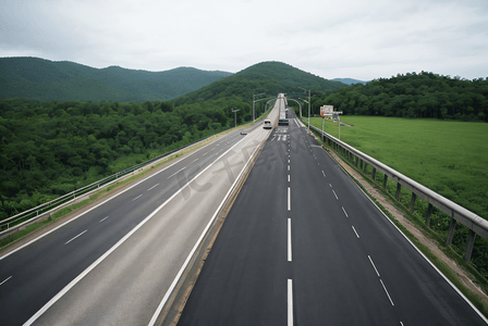 草地旁的高速公路摄影图2