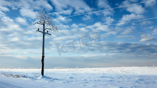 电线杆雪地摄影照片_雪地中的电线杆摄影2