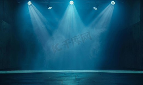 舞台光束背景摄影照片_空旷的舞台展台灯光