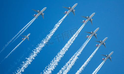 线条发光背景摄影照片_天空中的飞机