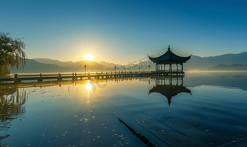 波纹背景图摄影照片_洱海清晨的彩霞倒映水中