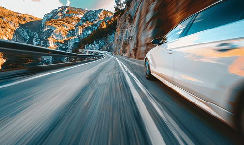曲线摄影照片_一辆白色的车在速度的山路转弯模糊