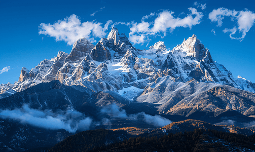 玉龙雪山雪山摄影照片_丽江冬天玉龙雪山日照金山