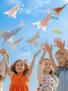 小学生一起扔纸飞机