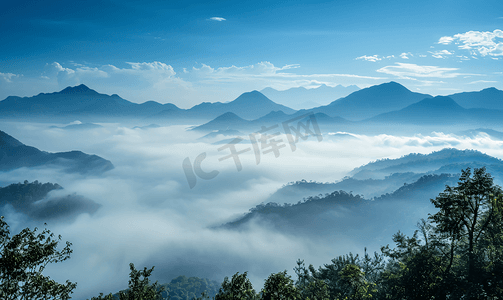 行人更在春山外摄影照片_云雾群山唯美风景